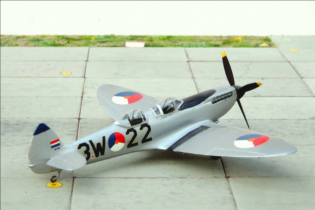Supermarine_Spitfire-TMkIX_Trainer_AKleijn
