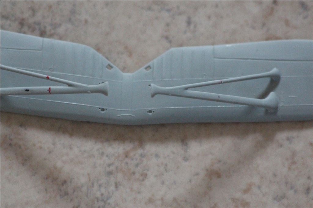 De vleugels met spijlen en de geboorde gaatjes voor de spandraden